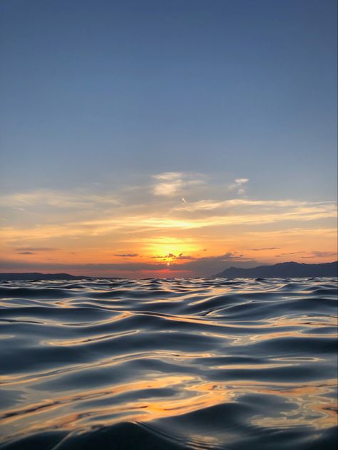 Water Waves Photography, Sea Waves Reference, Sea Sunset Aesthetic Wallpaper, Sunset Waves Aesthetic, Sunset Seascape Photography, Waves Pictures Ocean, Ocean Waves Reference, Water Sunset Aesthetic, Waves At Sunset