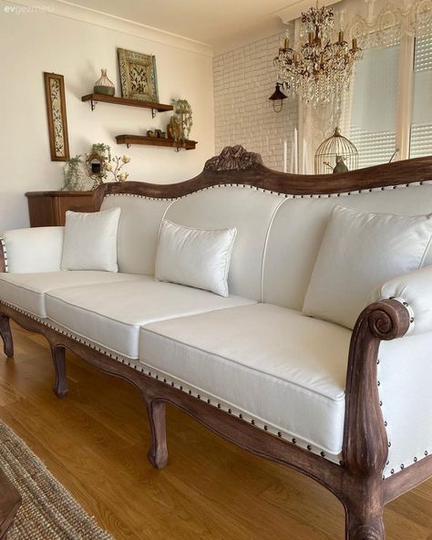 Victorian Style Furniture, Classic Furniture Living Room, Dining Room Design Luxury, Sofa Design Wood, Luxury Furniture Sofa, Wooden Sofa Set Designs, Luxury Living Room Decor, Small House Interior Design, Table Decor Living Room