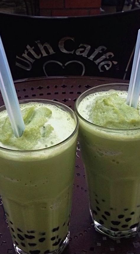 matcha boba at urth cafe in Los Angeles green aesthetic Caffe Aesthetic, Matcha Bubble Tea, Urth Caffe, Matcha Cafe, Matcha Aesthetic, Healthy Aesthetic, Drinks Healthy, Green Tea Matcha, Tea Aesthetic