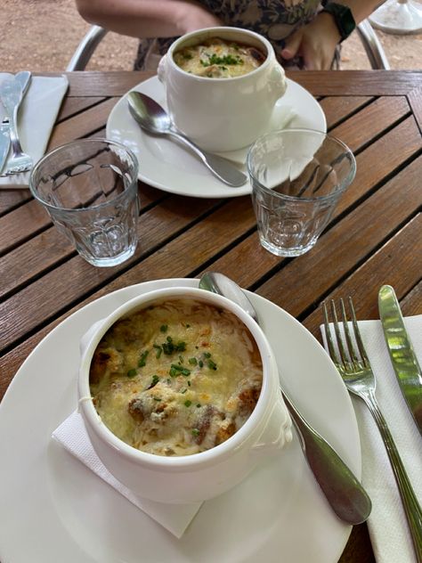 Bowl of onion soup from Paris restaurant Onion Soup French, Soup Aesthetic, Food Paris, European Dishes, Dinner In Paris, French Onion Soup Recipe, Paris Food, Dinner Restaurants, French Dishes