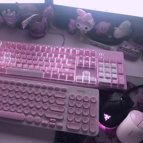 Pfp Aesthetic Pink, Pink Games, Computer Set, Video Game Room Design, Pfp Aesthetic, Gaming Room Setup, Cute Room Ideas, Gamer Room, Computer Setup