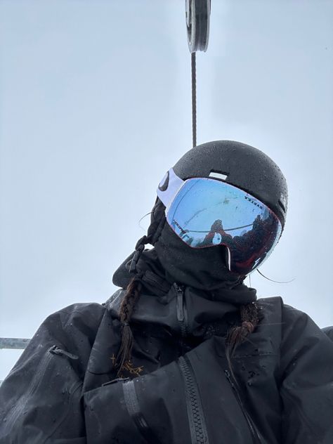 Chairlift Aesthetic, Oakley Snow Goggles, Arcteryx Ski Outfit, Oakley Ski Goggles, Ski Goggles Aesthetic, Arcteryx Ski, Arcteryx Aesthetic, Arcteryx Outfit, Girl Snowboarding