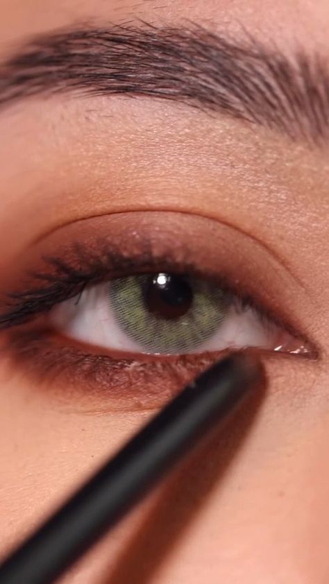 Smokey eye makeup for green eyes Eye Makeup For Green Eyes, Soft Eye Makeup, Eye Makeup Techniques, Face Makeup Tips, Eye Makeup Steps, Makijaż Smokey Eye, Makeup Looks Tutorial, Best Tattoo Designs, Eye Makeup Art