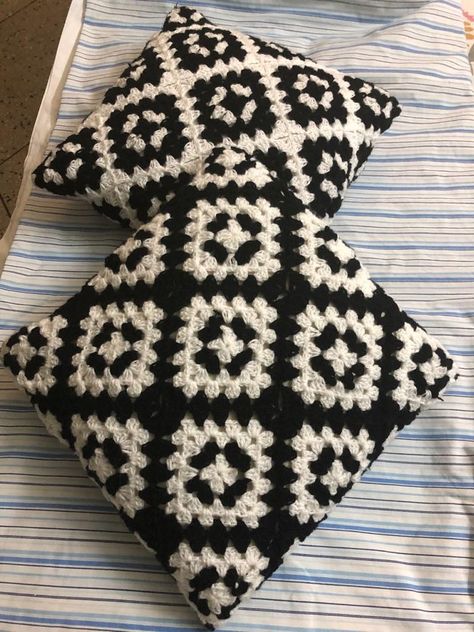 Pillow Case Crochet, Crochet Black And White, Crochet Pillow Case, Crocheted Pillows, Granny Square Pillow, Crochet Cushion Covers, Black And White Crochet, Crochet Pillow Cases, Crochet Cushion Pattern