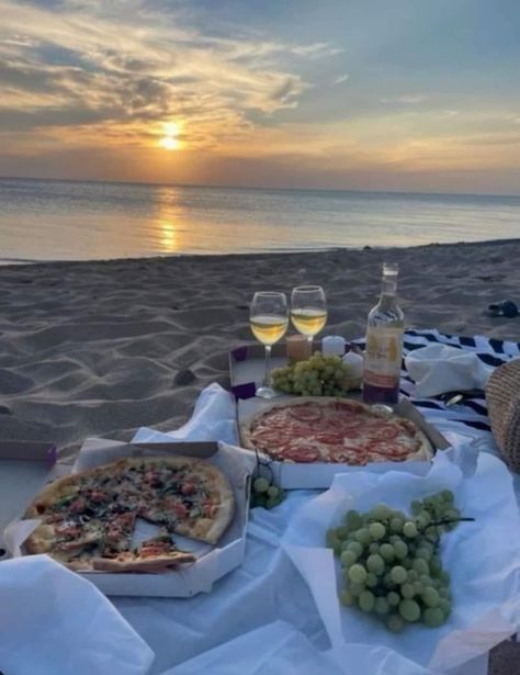 Beach Picnic Foods, Couples Movie Night, Couples Dinner, Sunset Beach Pictures, Sunset Dinner, Dream Dates, Italian Aesthetic, Picnic Inspiration, Cute Date Ideas