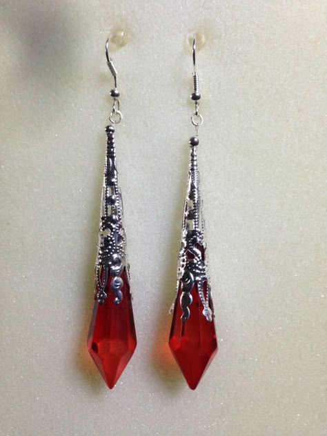 Vampire Earrings Aesthetic, Vampire Assesories, Vampire Acssesories, Red Jewlrey Aesthetic, Red Crystal Earrings, Vampire Aesthetic Jewelry, Black And Red Accessories, Vampire Aesthetic Outfit Woman, Vampiric Jewelry