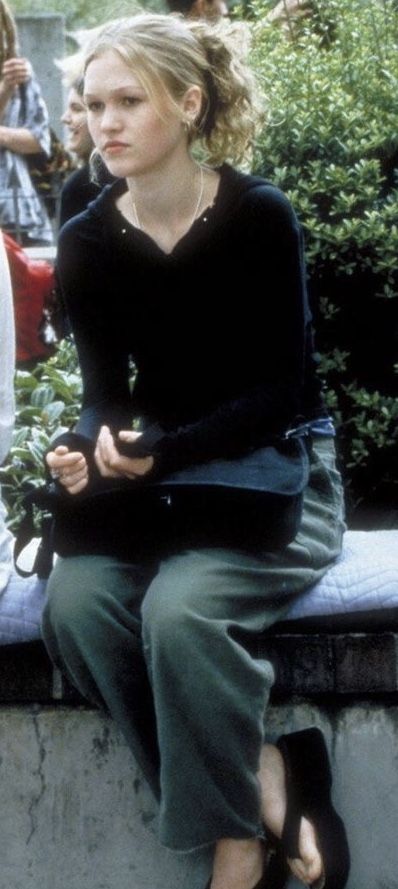 Julia Stiles Fashion, Ttihay Aesthetic, Julia Stiles 90s Outfits, Julia Stiles Outfits, Julia Stiles 90s Fashion, Kat Stratford Outfit Ideas, 10 Things I Hate About You Kat Outfits, Cat Stratford Outfits, Ten Things I Hate About You Outfits