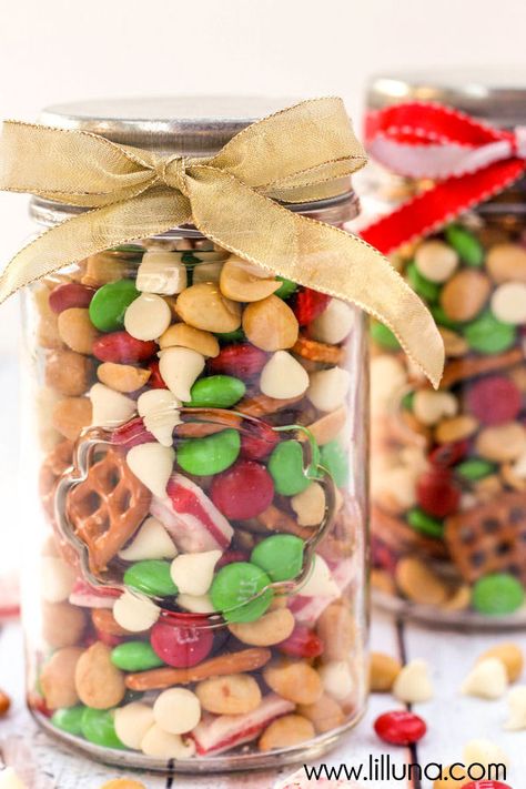 Christmas Snack Mix, Christmas Snack, Christmas Mix, Christmas Gift Basket Ideas, Christmas Food Gifts, Gift For Mom Christmas, Snack Gift, Christmas Candy Recipes, Snack Mix Recipes