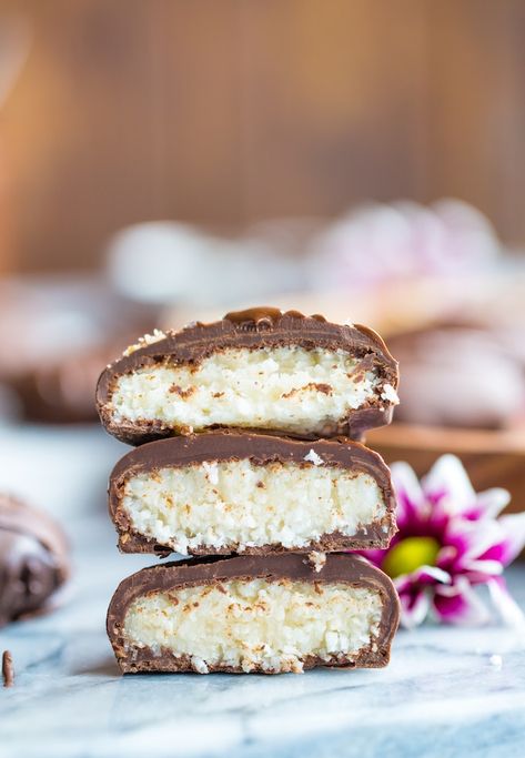 Coconut Patties Recipe, Coconut Patties, Peppermint Recipes Desserts, Homemade Electrolyte Drink, Matcha Pudding, Peppermint Dessert, Coconut Chocolate Bars, Deliciously Ella, Patties Recipe