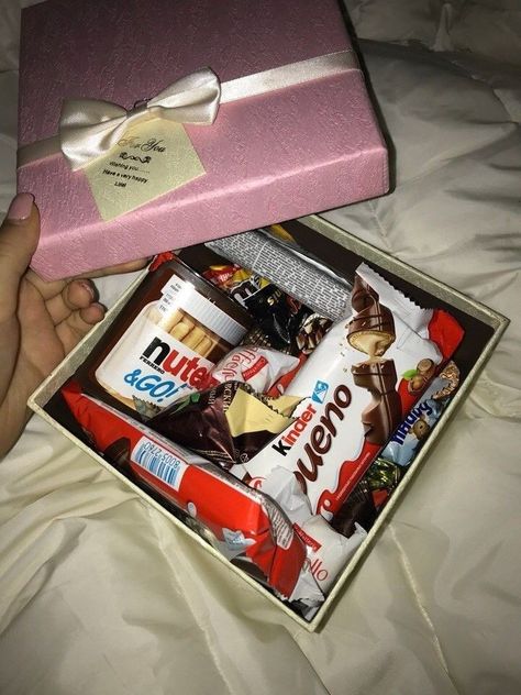 Give her a little surprise Chocolate Tumblr, 18th Birthday Gifts For Girls, Chocolate Videos, Chocolate Quotes, Anniversaire Diy, Bff Birthday Gift, Chocolate Design, Valentine Chocolate, Cute Birthday Gift