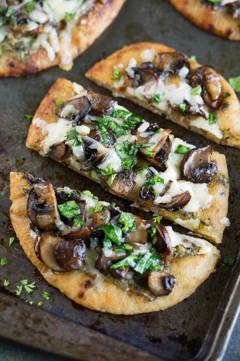 Mushroom Flatbread, Pita Bread Pizza, Flatbread Pizzas, Vegetarian Pizza Recipe, Flatbread Pizza Recipes, Naan Flatbread, Naan Pizza, Bbq Pizza, Mushroom Pizza