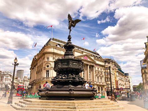 London Tourist, Christmas Squares, Piccadilly Circus, Awesome Places, Europe Summer, Tourist Spots, London Love, London City, Dream Destinations