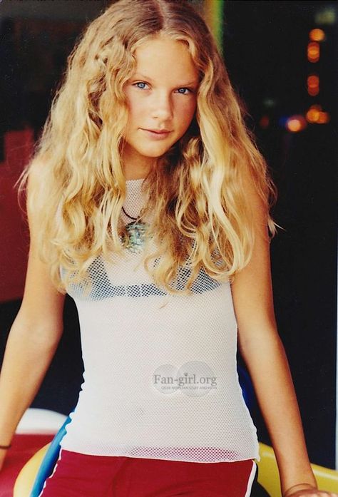 ♡♥Taylor Swift relaxes at age 12 in 2002 - click on pic to see a full screen pic in a better looking black background♥♡ Young Taylor Swift, Taylor Swift Now, Baby Taylor, Photos Of Taylor Swift, Estilo Taylor Swift, Taylor Swift Cute, Swift Photo, Taylor Swift Album, Long Live Taylor Swift