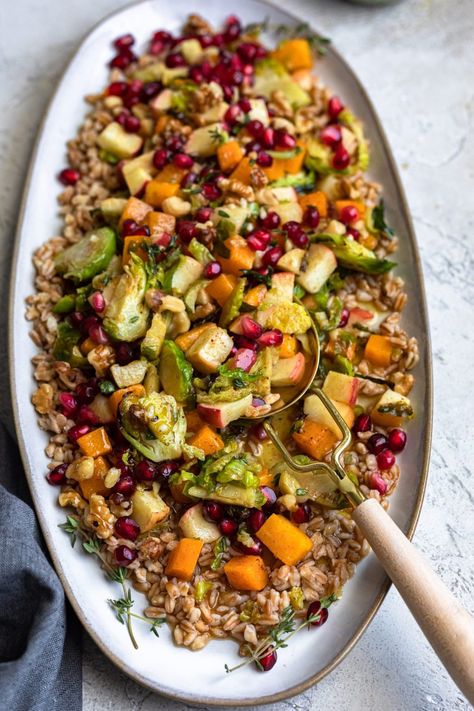 Fall Farro Salad With Hot Honey Vinaigrette - Dash of Mandi Fall Farro Salad, Farro Salad Recipes, Fall Salads, Butternut Squash Cinnamon, Farro Recipes, Honey Vinaigrette, Farro Salad, Thanksgiving 2020, Vegetarian Entrees