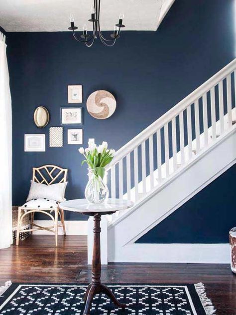 Make a statement with a bold navy blue wall! @peachstreet shows how to style the wall paint color in your entryway, dining room, bathroom and more. Rooms With Blue Walls, Transitional Living Room Design, Navy Walls, Navy Blue Walls, Best Paint Colors, Transitional Living Rooms, Blue Living Room, Design Del Prodotto, White Furniture