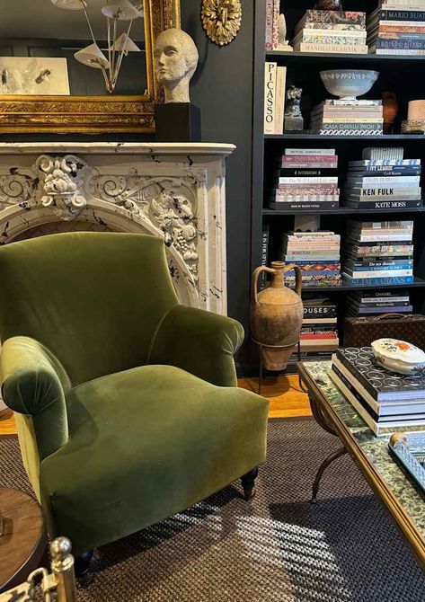 Green Armchair Living Room, Green Accent Chairs, Mid Century Wingback Chair, Velvet Chairs Living Room, Accent Chair Decor, Velvet Tufted Chair, Green Accent Chair, Gorgeous Living Room, Sitting Nook