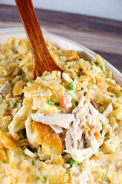 Chicken and Hashbrown Casserole is a delicious comfort food casserole with all the flavor of a pot pie in a casserole! Juicy rotisserie chicken makes it a snap to put together! Chicken And Hashbrown Casserole, Simply Potatoes Recipes, Crockpot Chicken Leg Recipes, Chicken Hash, Comfort Food Casserole, Chicken Hashbrown Casserole, Chicken And Vegetable Casserole, Chicken Bites Recipes, Hashbrown Casserole Recipe