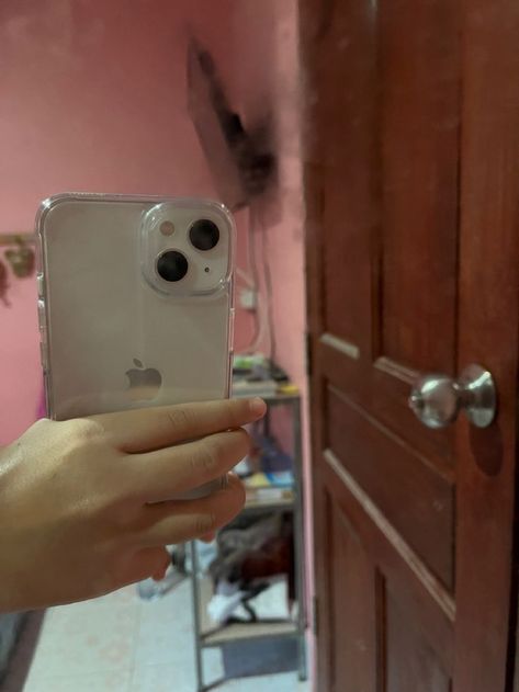 Miror Ip, Mirror Ip, Iphone 13 Mirror Selfie, Hiking Picture Ideas, Diy Phone Cases Iphone, Iphone Mirror Selfie, Iphone 13 Snap, Fairy Grunge Aesthetic, Eye Makeup Images