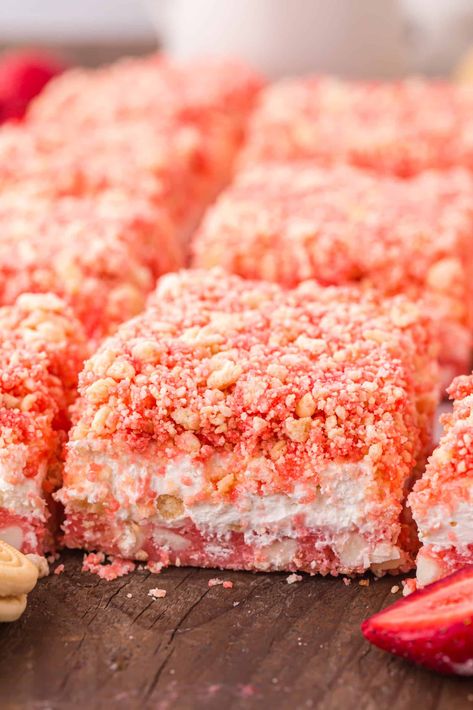 Strawberry Crunch Bars Pie, Strawberry Shortcake Crunch Cookies, White Chocolate Strawberry Crunch Brownies, Desserts To Go With Ice Cream, Strawberry Streusel Cake, Strawberry Crunch Blondies, Desserts To Eat With Ice Cream, Strawberry Cake Bars, Strawberry Pretzel Bars