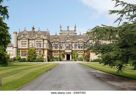 Driveway to historic building in the Coppins, Corsham, Wiltshire, England, UK. - Stock Image Corsham Wiltshire, Wiltshire England, England Uk, Historic Buildings, Driveway, Stock Photography, Photo Image, Vector Illustration, Stock Images