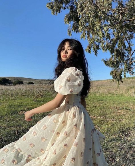 Vintage Dresses Photoshoot, Pose Ideas With Dress Aesthetic, Pre Debut Photoshoot, Debut Photoshoot, Simple Frocks, Beautiful Photoshoot Ideas, Pose Fotografi, Soft Girl Aesthetic, Photoshoot Dress