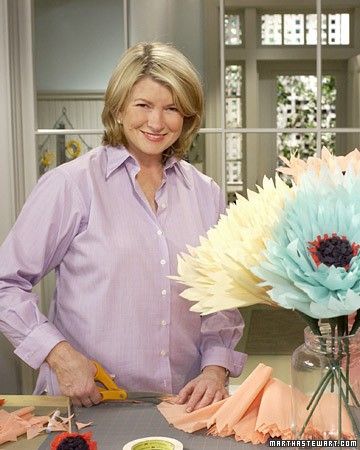 Giant crepe paper blooms make fabulous centerpieces; make enough for each guest and they'll double as favors, too. Crepe Paper Crafts, Diy Fleur, How To Make Crepe, Crafted Gifts, Fleurs Diy, Martha Stewart Crafts, Crepe Paper Flowers, Tissue Paper Flowers, Giant Paper Flowers