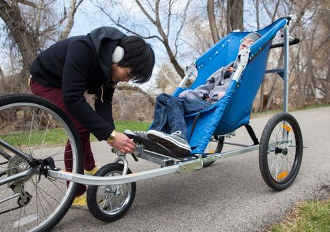 Engineering students build adult-sized bike trailer for professor's son with cerebral palsy Stroller Hacks, Adaptive Bikes, Bike Wagon, Special Needs Toys, Jogger Stroller, Adaptive Equipment, Therapy Equipment, Wheelchair Accessories, Bike Trailer