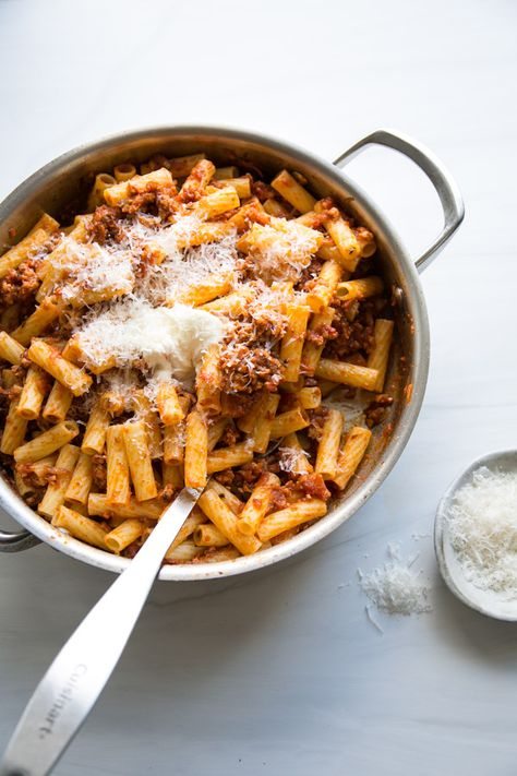 This low FODMAP pasta uses a healthy Bolognese sauce with ground turkey that’s packed with shredded vegetables and is perfect over spaghetti. It’s a quick cooking recipe that’s ideal for a gluten-free weeknight meal. The crème fraiche and Parmesan add a touch of richness, but you can skip them for a completely dairy-free version! Healthy Bolognese, Low Fodmap Pasta, Healthy Bolognese Sauce, Turkey Bolognese, Italian Diet, Quick Cooking Recipes, Pasta Bolognese, Gluten Free Noodles, Paprika Chicken