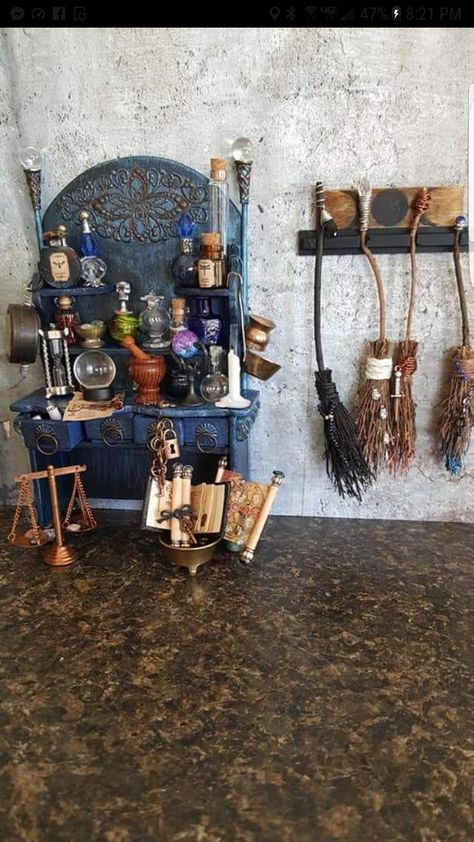 Halloween Diy Miniatures, Haunted Dollhouse Furniture Diy Ideas, Witch Dolls House, Witch House Diorama, Diy Haunted Dollhouse Furniture, Diy Witch Miniatures, Diy Haunted Dollhouse Halloween Miniatures, Miniature Witch Cottage, Haunted Miniature Dollhouse