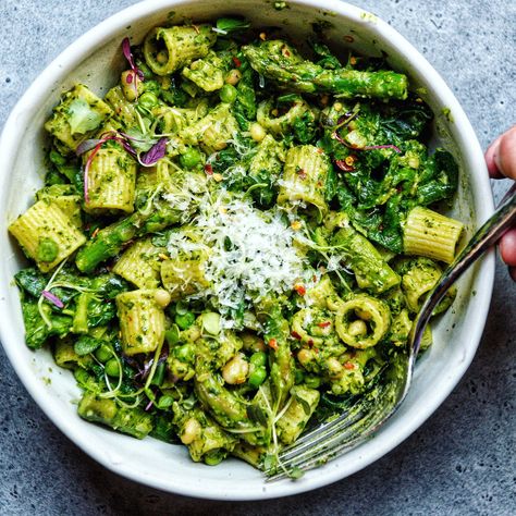 Vegan Pesto and Bean Pasta White Beans Spinach, Vegan Transition, Bean Pasta, Homemade Pesto, Vegan Bowls, Plant Based Nutrition, Vegan Foodie, Pesto Pasta, Vegan Dinner Recipes