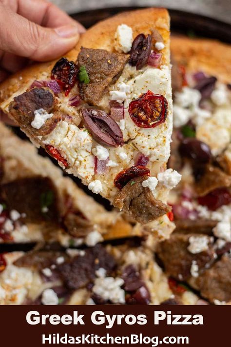 This Greek gyro pizza is easy to prepare, ready in under 20 minutes, and offers a fun new way to enjoy gyros meat! It's loaded with cheese, Kalamata olives, sun-dried tomatoes, onion, and gyros meat! Gyro Pasta, Gyro Flatbread Recipe, Gyro Pizza Recipe, Gyro Flatbread, Healthy Gyros, Gyro Pizza, Gyros Meat, Assyrian Recipes, Pizza Combinations