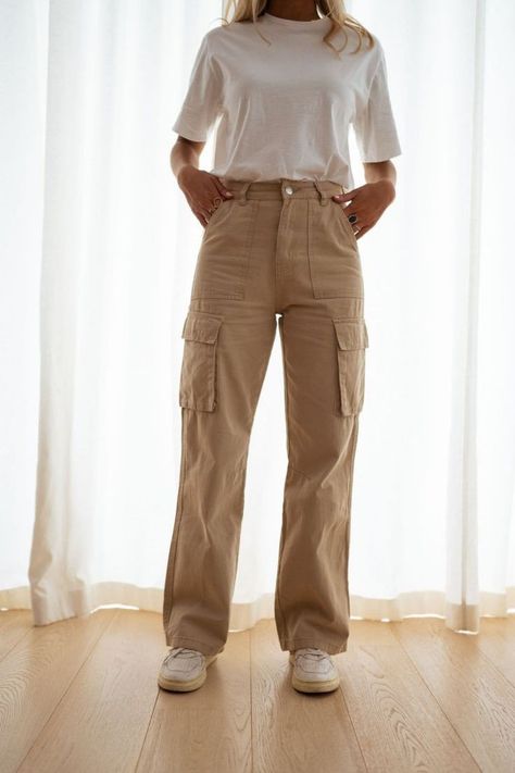 Beige Pants Outfit, Khakis Outfit, Beige Cargo Pants, Cargo Outfit, Cargo Pants Outfits, Khaki Cargo Pants, Cargo Pants Outfit, Beige Outfit, Jeans Cargo