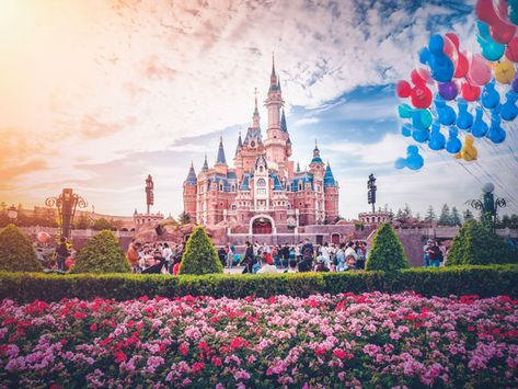 Shanghai Disney Resort is the first Disney Resort in mainland China and the second within the whole China region. Couples Disney, Disney World Castle, Disney Cute, Disneyland Castle, Disney Characters Wallpaper, Disney Free, Disneyland Pictures, Wallpaper Disney, Shanghai Disney Resort