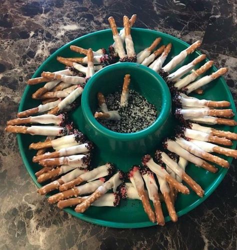 Pretzels dipped in white & red chocolate melts, then dipped in black & white sugar Snack Halloween, Halloween Fingerfood, Recetas Halloween, Trash Party, Electric Dreams, Oops I Did It Again, I Did It Again, Halloween Food Treats, Pretzel Sticks