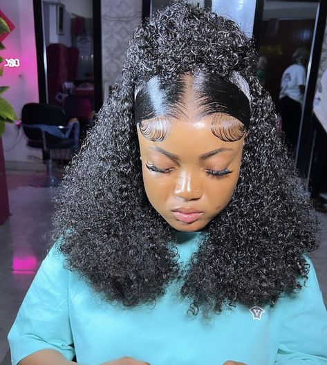 follow me for more content ; @𝘥𝘳𝘢𝘻𝘴𝘵𝘪𝘤4𝘯𝘢𝘺𝘢ᝰ🌸𑁯 Curly Pony Hairstyles For Black Women, Deepsidepart Weave, Curly Hair Installation Styles, Curly Short Wig Hairstyles, Straight Wigs Hairstyle, How To Style Curly Wig, Styling Curly Wig, Hair Installation Styles, Installation Hairstyles