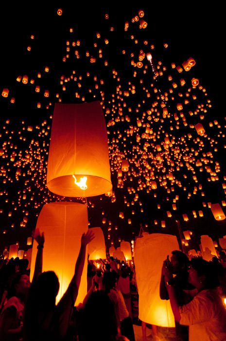 Floating Lantern Festival, Floating Lanterns, Photo Deco, Thailand Travel Guide, Sky Lanterns, Floating Lights, Lantern Festival, Festival Lights, Paper Lanterns