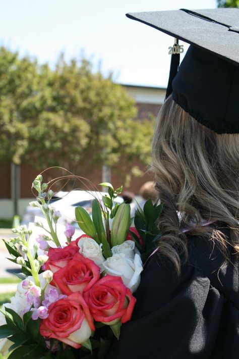 Graduation must have pic! Graduation Cap And Gown Aesthetic, 2023 Graduation Aesthetic, Graduation Pics With Flowers, Graduation Poses With Flowers, Highschool Graduation Pictures Aesthetic, Ged Graduation Pictures, Graduation Pictures With Flower Bouquet, Graduation Day Photo Ideas, Graduation Asethic