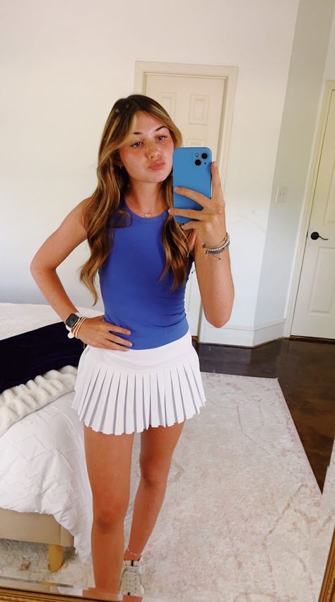 Outfit Inspo Summer Preppy, Preppy Tennis Skirt Outfit, Lulu Tennis Skirt Outfit, Lululemon Tennis Outfit, Tennis Inspired Outfit, Lulu Skirt Outfit Ideas, Preppy Tennis Outfit, Country Club Aesthetic Outfits, Gold Hinge Skirt Outfit