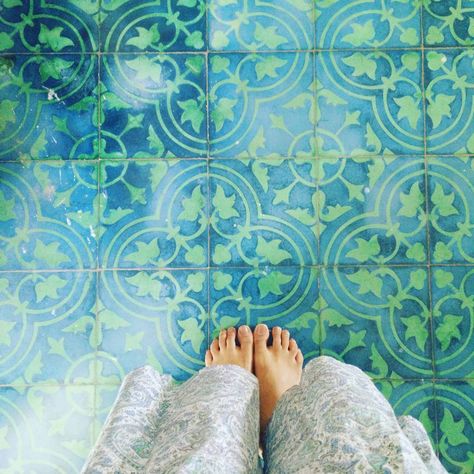 Gorgeous gorgeous Athangudi tiles at Karuna and Niren's incredibly instagram-able house. Love the blue-green-ness! So much beauty.… Kitchen Tile Texture, Athangudi Tiles, Room Tiles Design, Colorful Bathroom Tile, Trendy Kitchen Tile, Backsplash Patterns, Colorful Kitchen Decor, Blue Backsplash, Room Tiles