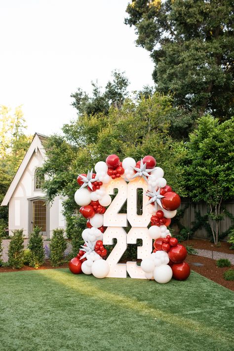 grad marquee + balloon ideas Holiday Graduation Party, Red White Graduation Party, Red Theme Graduation Party, Red Graduation Party Decorations, Graduation Party Ideas Red And White, Red And White Grad Party, Christmas Graduation Party, Grad Party Themes High School, Grad Party Balloon Arch