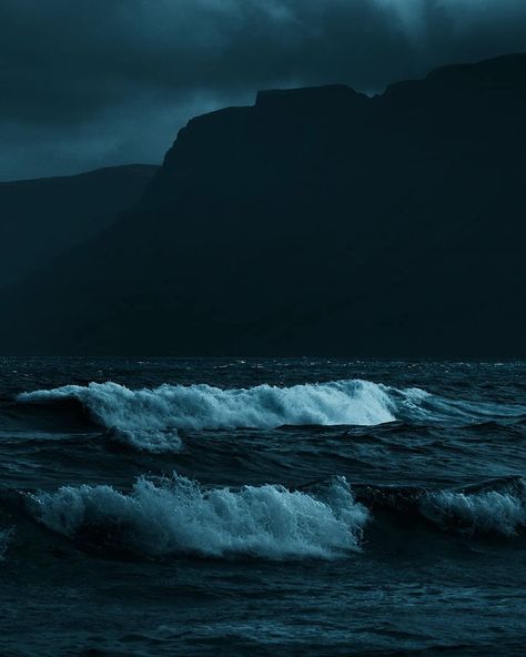 Dark Ascetic, Melancholic Aesthetic, Misty Ocean, Scary Ocean, Dark Waves, Dark Water, Beautiful Beach Pictures, Mountain Images, Dark Landscape