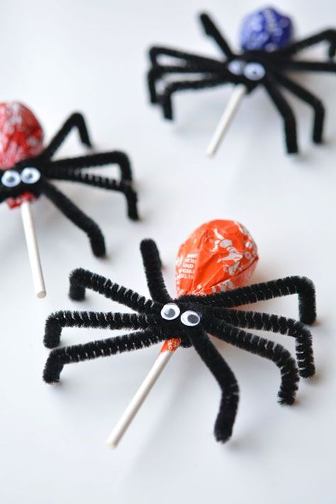 Pinterest Halloween Ideas, Dekorasi Halloween, Halloween Fest, Adornos Halloween, Halloween Cake, Halloween Tags, Kids Projects, Fall Crafts For Kids, Halloween Diy Crafts