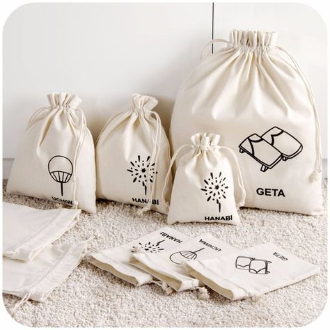 Me gusta la ubicación de la estampa. Había pensado algo así para las bolsitas pequeñas para el lavarropas Canvas Bag Design, Merchandise Bags, Muslin Bags, Satin Bags, Cotton Drawstring Bags, Wholesale Bags, Drawstring Bags, Drawstring Pouch, Party Favor Bags