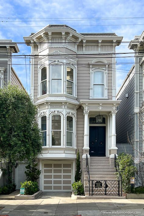 House from Full House in San Francisco Small San Francisco House, Full House San Francisco, San Francisco Townhouse Bloxburg, San Francisco Townhouses, Full House House Layout, San Francisco Kitchen, Sanfransico California House, Modern Aesthetic House Exterior, San Francisco House Aesthetic