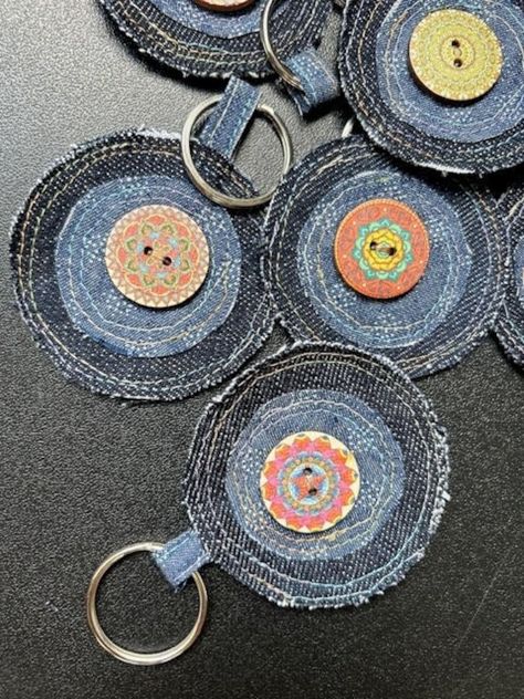 "If you're looking for a small gift that is sustainable, zero waste, eco-friendly, and vegan, a denim keychain could be the perfect choice. This keychain is not only stylish but also a great way to repurpose old denim, reducing waste and promoting sustainability. The distressed design adds a trendy and boho touch, making it a fashionable accessory. Size of circle 6,35 cm (2,5\")" Button Keychain Diy, Denim Scraps Ideas, Fabric Keychain Diy, Denim Keyring, Key Rings Diy, Denim Keychain, Fabric Keychains, Artisanats Denim, Denim Wristlet