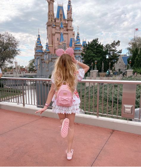 Disney Preppy, Disneyworld Aesthetic, Disney World Aesthetic, Disney Poses, Disney Trip Outfits, Disney Outfits Women, Disney Lifestyle, Cute Disney Outfits, Disney Photo Ideas