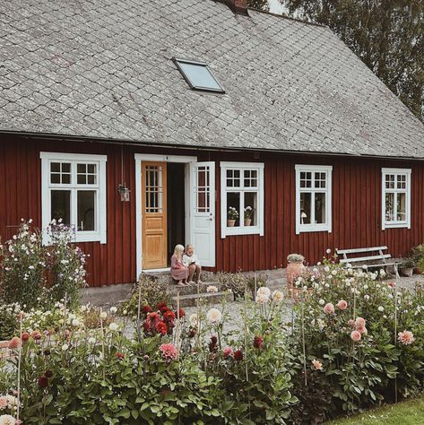 Traditional Swedish House, Norwegian Cottage Interior, Swedish Home Design, Swedish Farmhouse Exterior, Swedish House Plans, Swedish House Design, Bavarian House, Danish Cottage, Rundown House