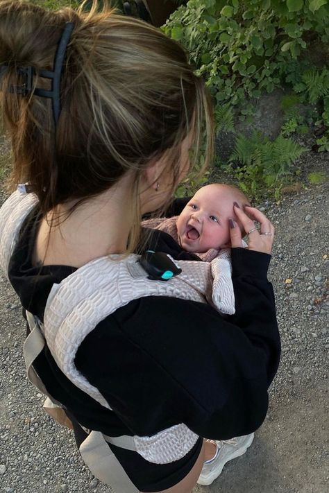 Cute baby looking at her mum in a Najell Rise baby carrier Carrying Positions, I Want A Baby, College Student Hacks, Drømme Liv, Wanting A Baby, Future Mommy, Moms Goals, Student Hacks, Sitting Position