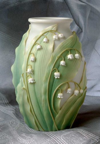 Lily Of The Valley Vase, Kitchen Necessities, Lily Of The Valley Flowers, Valley Flowers, Fotografi Vintage, Clay Stuff, Tanah Liat, Roseville Pottery, Green Vase