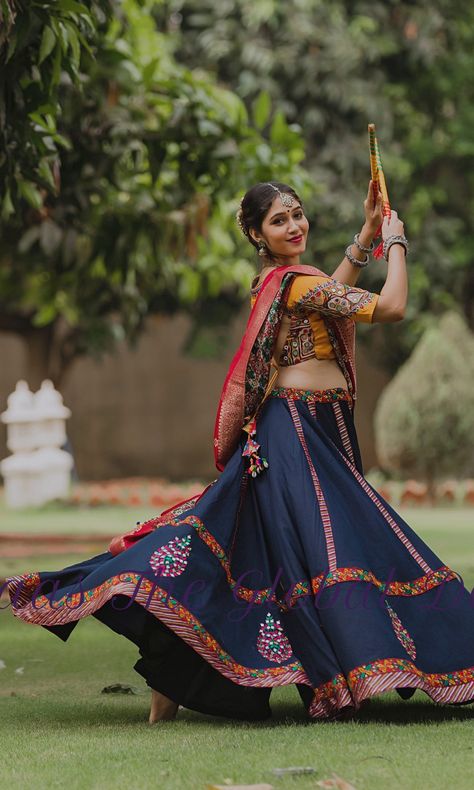 chaniya choli for garba Garba Chaniya Choli, Garba Outfit, Garba Dress, Navratri Garba, Navratri Dress, Navratri Chaniya Choli, Fashion 80s, Lehenga Online, Choli Designs